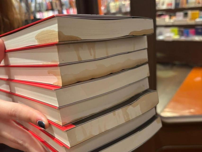 Algunos de los títulos dañados