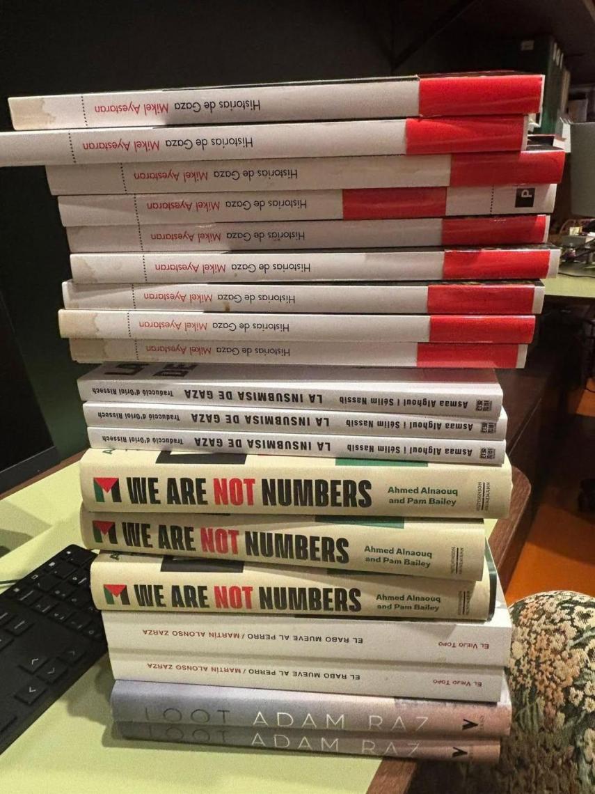 Imagen de los libros dañados, con los títulos visibles en el lomo