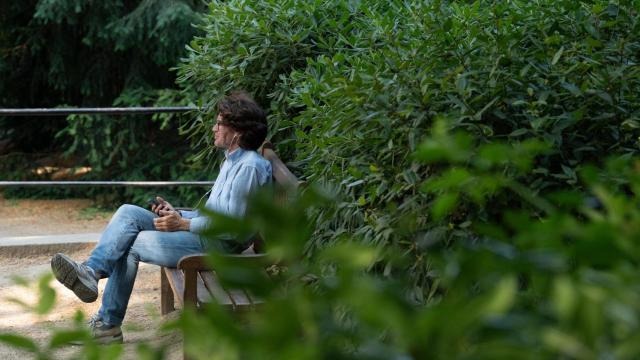 Un hombre se resguarda del calor en un parque en Barcelona
