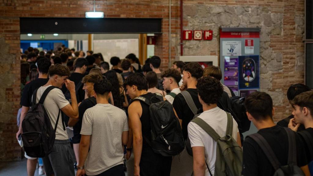 Centenares de estudiantes entran a la Universitat Pompeu Fabra para realizar los exámenes de acceso