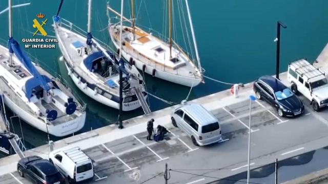 Vista aérea del momento en que agentes de la Guardia Civil han irrumpido en el velero