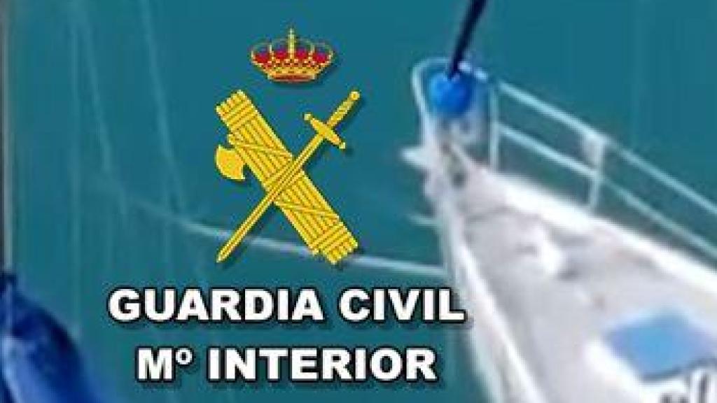 Vista aérea del momento en que agentes de la Guardia Civil han irrumpido en el velero
