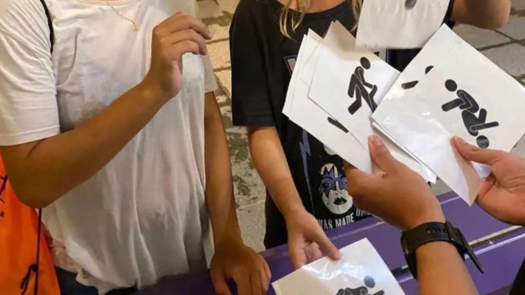 Dos niñas, participando en la gincana sexual de Vilassar de Mar