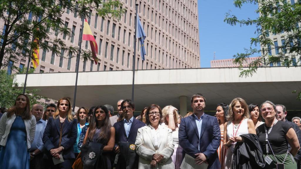 Jueces y fiscales durante un paro de diez minutos de asociaciones de jueces y fiscales, frente a Ciutat de la Justicia, a 11 de junio de 2025