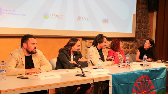 De izq. a dcha., los diputados Andrés García (Comuns); Jordi Albert i Caballero (ER); Francesc de Dalmases (Junts); Natalia Fabián (PSC); y la directora estratégica de FAGIC, Annabel Carballo.