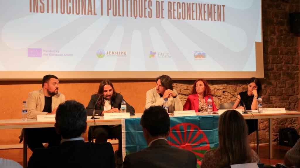 De izq. a dcha., los diputados Andrés García (Comuns); Jordi Albert i Caballero (ER); Francesc de Dalmases (Junts); Natalia Fabián (PSC); y la directora estratégica de FAGIC, Annabel Carballo.