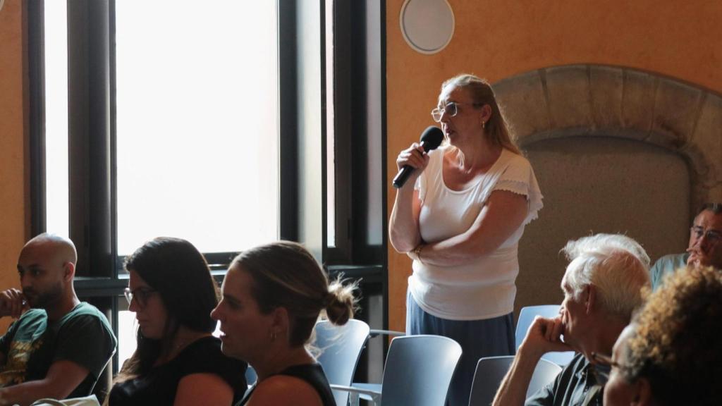 Una participante interviene en la mesa que organiza FAGIC sobre los 600 años de la llegada del pueblo gitano a la península ibérica.