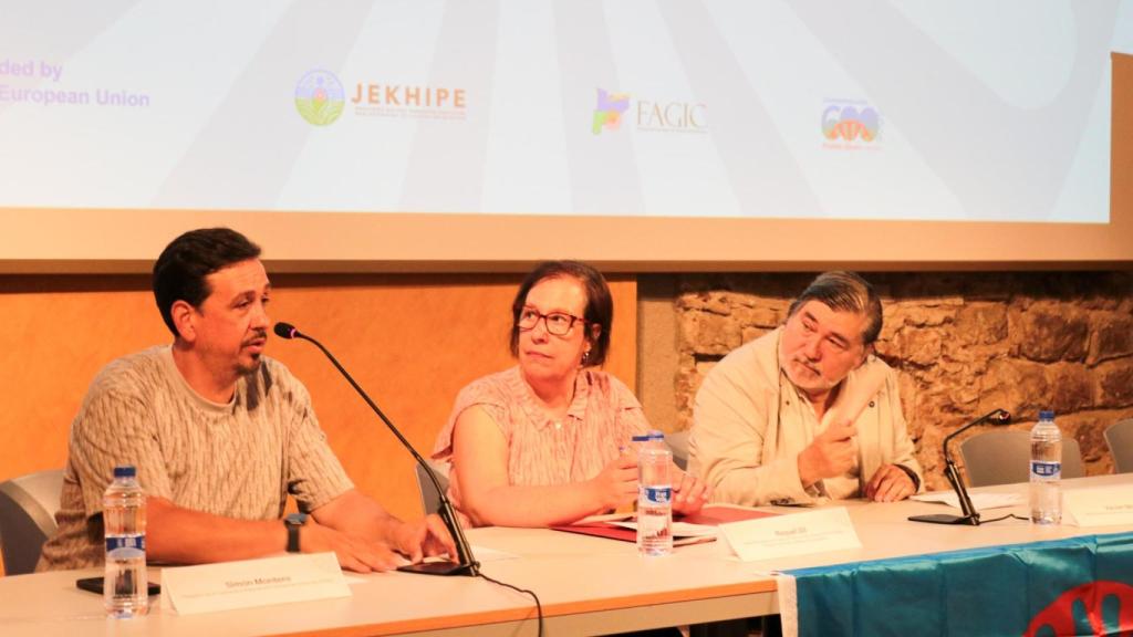 El presidente de FAGIC, Simón Montero, junto a la concejala de Derechos Sociales del Ayuntamiento de Barcelona, Raquel Gil, y el responsable de Memoria Democrática de la Generalitat, Xavier Menéndez.
