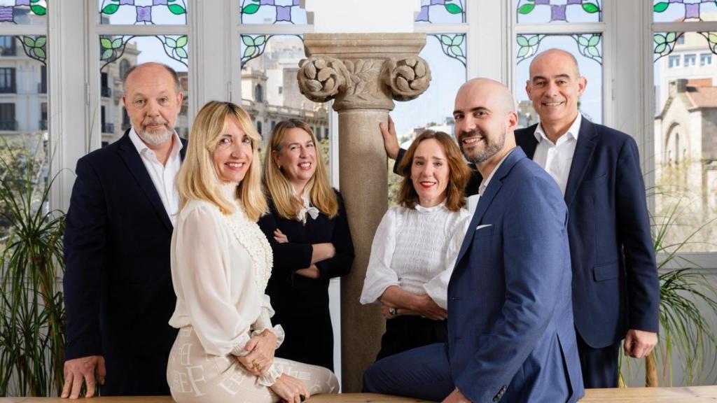 Silvia Alsina, CEO de Roman, junto a Xavier Ribó, Marian Marco, Sonia Doménech y Jordi Sacristán, socios de Roman, y Pablo Gallego, socio y director general de Roman Digital / ROMAN