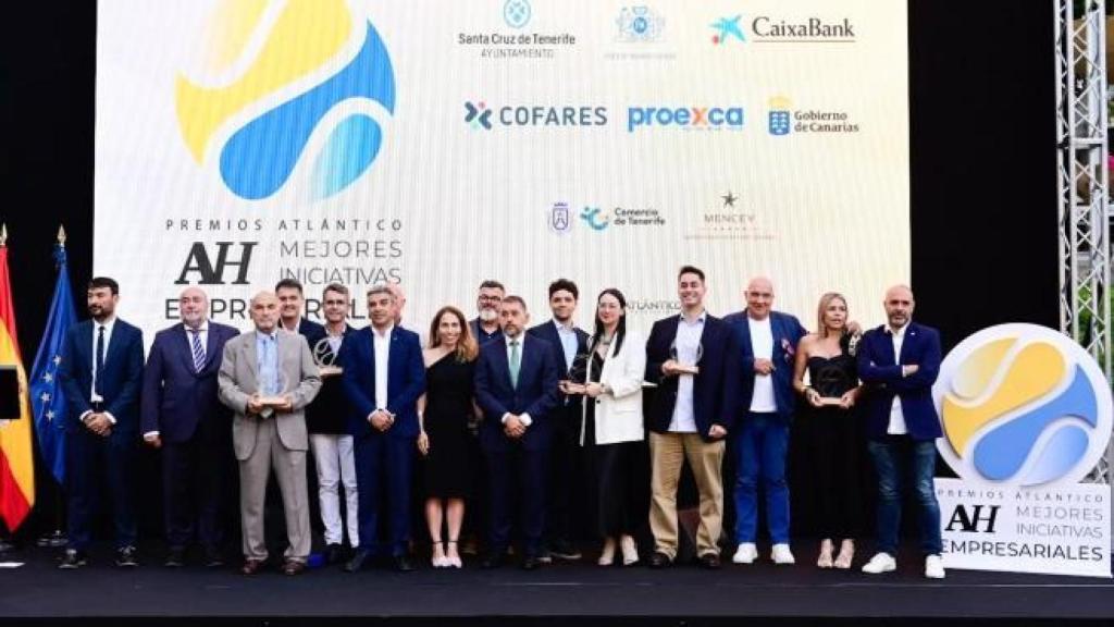 Foto de familia de los premiados en los Premios Atlántico Hoy 2025
