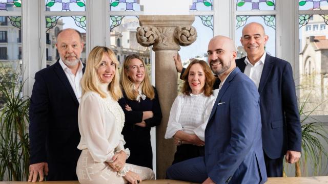Silvia Alsina, CEO de Roman, junto a Xavier Ribó, Marian Marco, Sonia Doménech y Jordi Sacristán, socios de Roman, y Pablo Gallego, socio y director general de Roman Digital / ROMAN