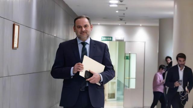 El exministro de Transportes y diputado del PSOE, José Luis Ábalos, a su llegada a una rueda de prensa, en el Congreso de los Diputados, a 27 de febrero de 2024, en Madrid (España)