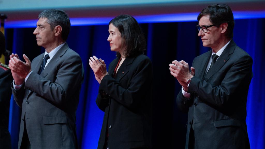 El director general de Mossos, Josep Lluís Trapero; la consejera de Interior y Seguridad Pública, Núria Parlon y el presidente de la Generalitat de Cataluña, Salvador Illa, durante el acto Nacional de celebración del día de las Escuadras