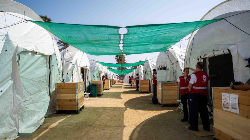 Voluntarios de la Agencia española de Cooperación Internacional durante el despliegue en la playa del Bogatell para la aprobación de la OMS del hospital START 1.