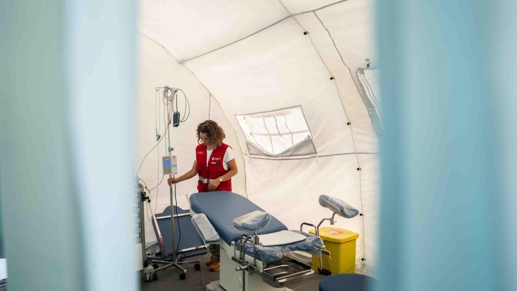 Interior de una de las tiendas de campaña del hospital de ayuda humanitaria START 1, de la AECID