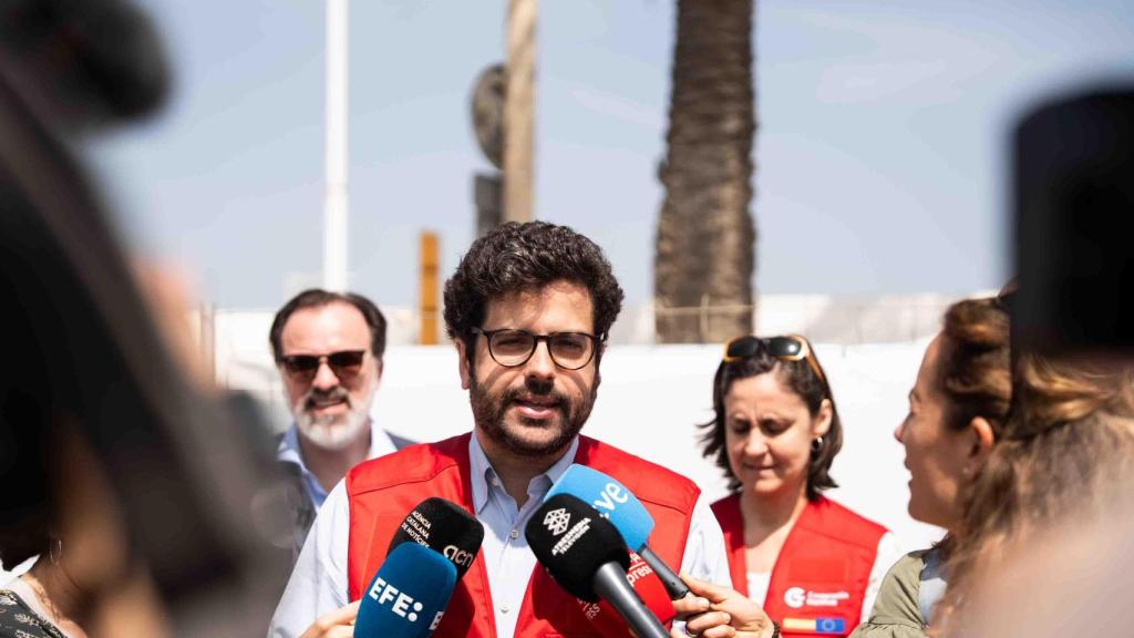 El directtor de la AECID, Antón Leis, en declaraciones a los medios durante el despliegue del hospital START 1