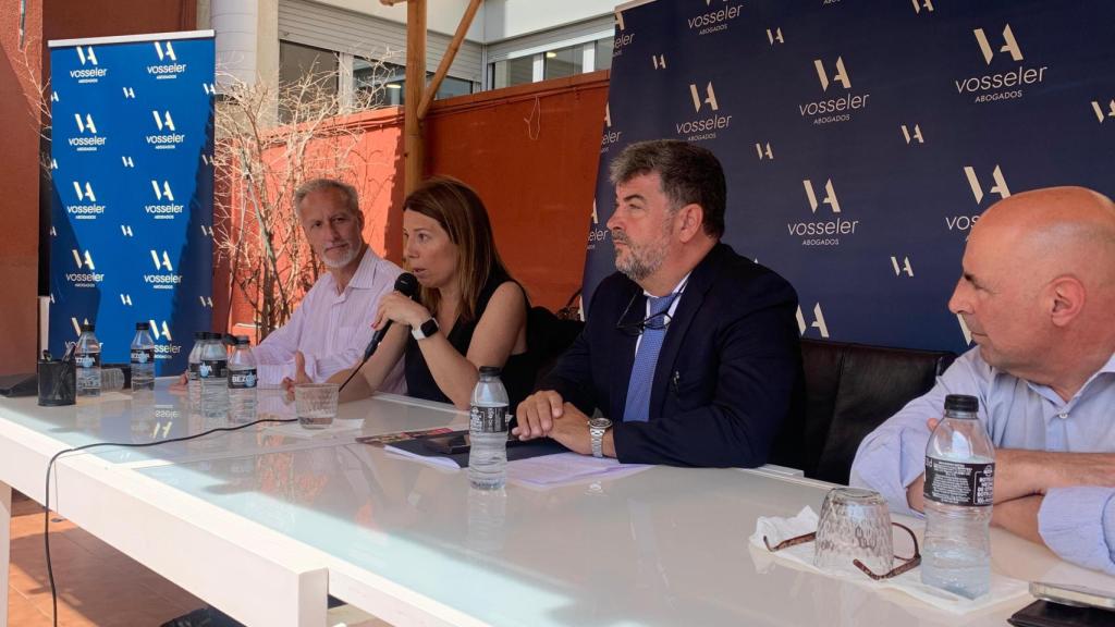 Carlos García Roqueta (izquierda), Cristina Vallejo (centro izquierda) y Quim Claveguera (derecha), explican su candidatura al decanato del ICAB junto al socio director de Vosseler Abogados, Daniel Vosseler (centro derecha), en un acto este jueves