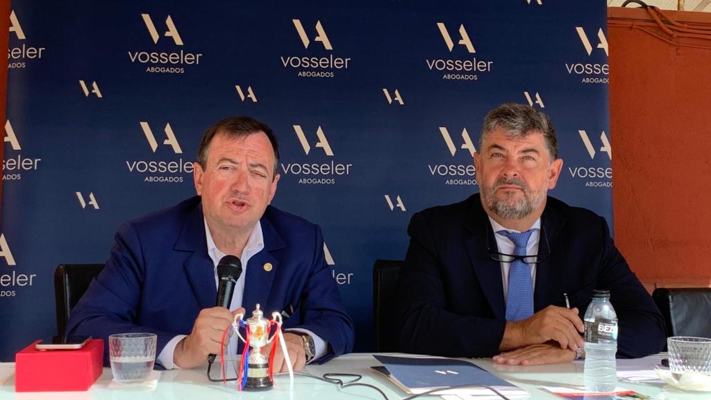Joan Ramon Ramos, candidato a decano del ICAB, con Daniel Vosseler, socio director del despacho que ha organizado el encuentro previo a las elecciones del 19 de junio