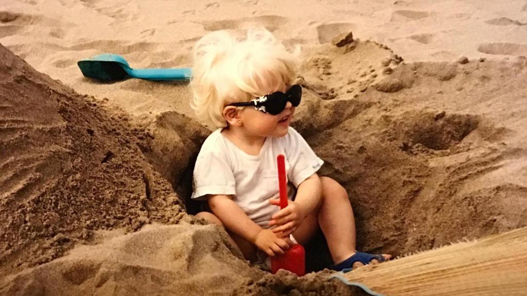 Txell Playà, en la playa, durante su infancia
