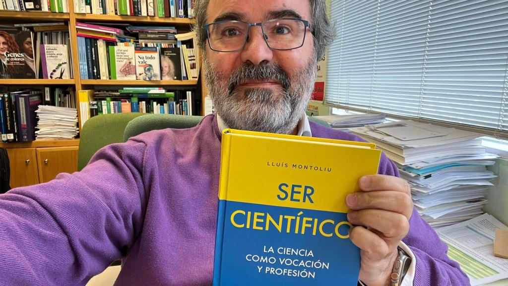 Lluís Montoliu, con su nuevo libro, 'Ser Científico'