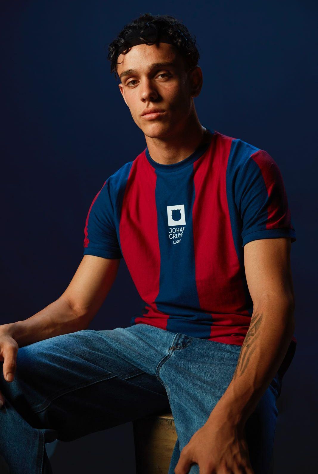 Héctor Fort amb una samarreta de la nova col·lecció de roba presentada pel Barça 'La Flor de Cruyff'