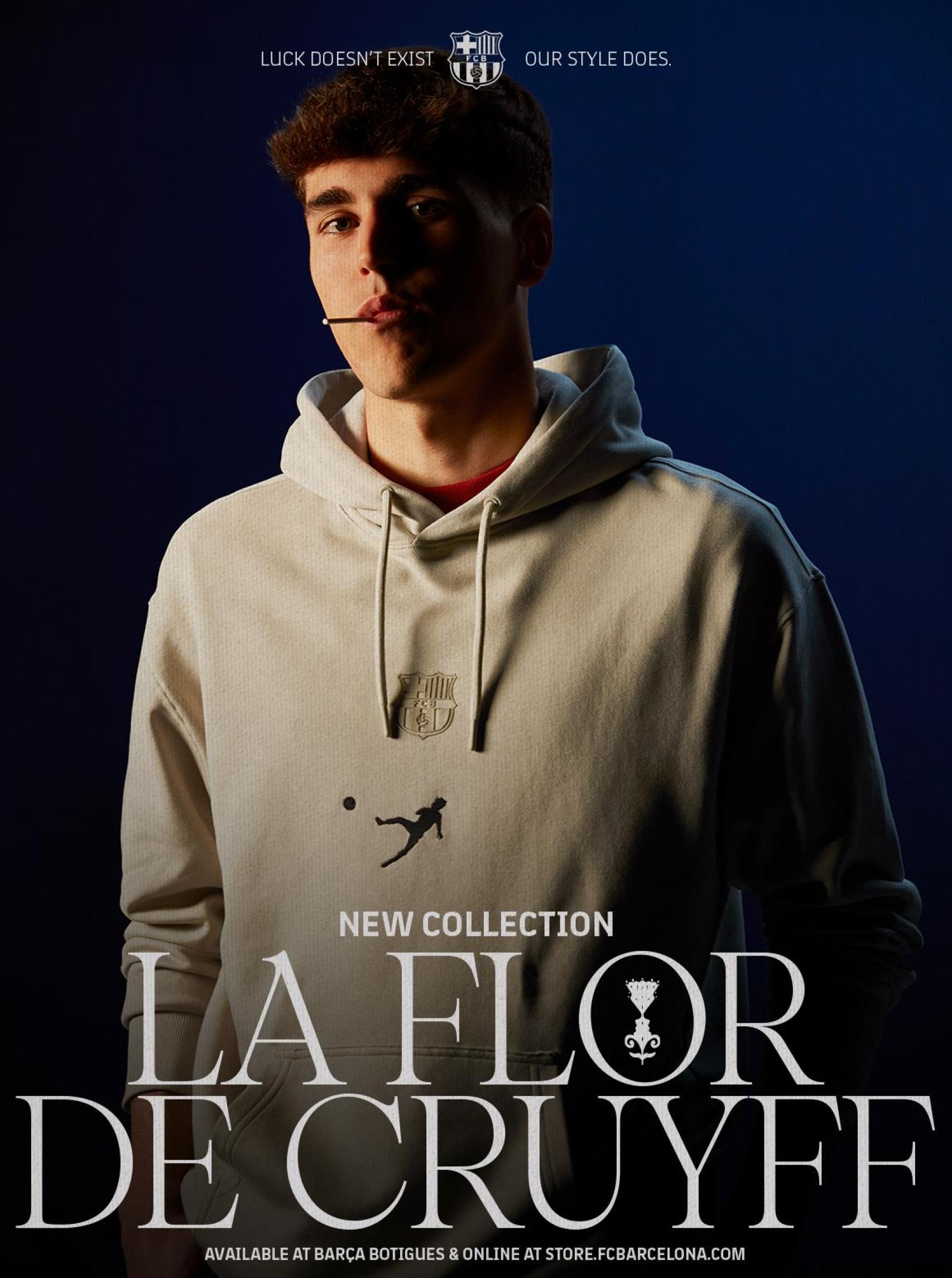 Pau Cubarsí con una sudadera de la nueva colección de ropa presentada por el Barça 'La Flor de Cruyff'