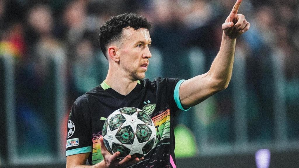 Ivan Perisic antes de sacar de banda en un partido de Champions con el PSV