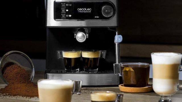 Amazon tira la casa por la ventana y rebaja a menos de 60€ esta cafetera express manual de Cecotec