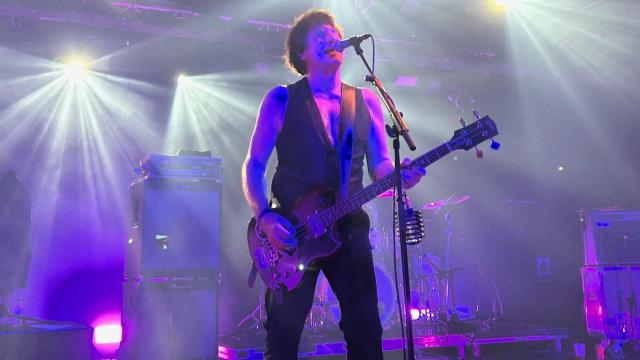 Marc Burgess, líder de The Chameleons, en la sala Razzmatazz