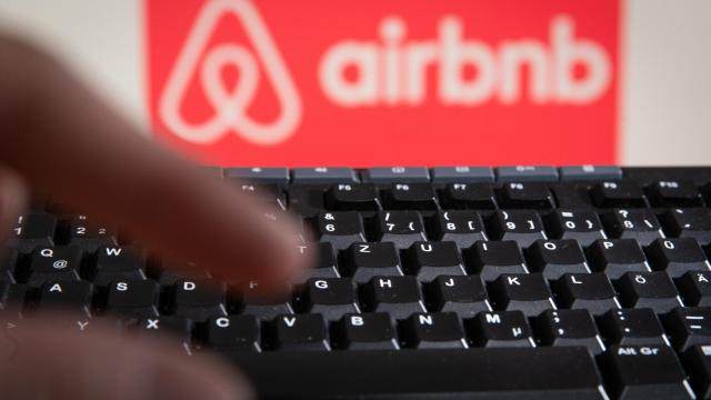 El logo de Airbnb, detrás de un teclado de ordenador