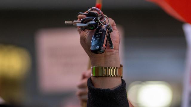 Una persona sujeta un manojo de llaves