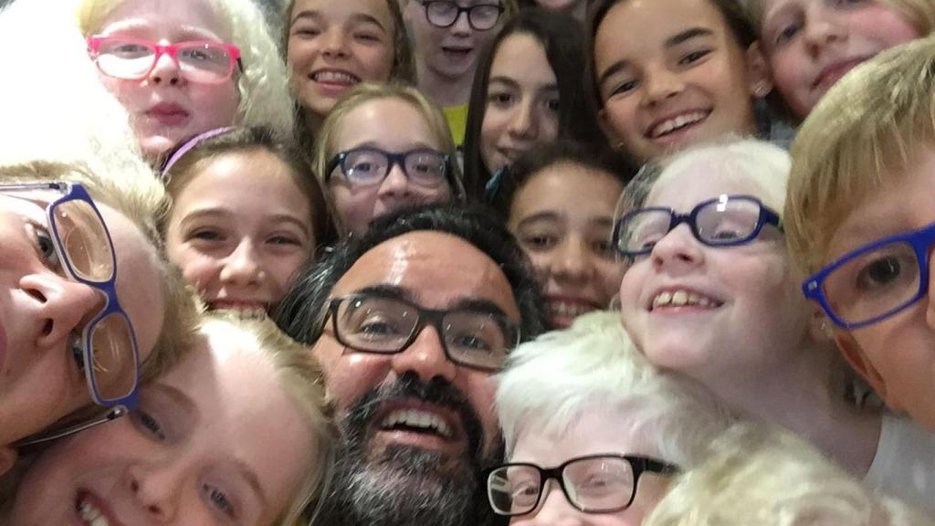 Lluís Montoliu, junto a niños y niñas de la Asociación ALBA