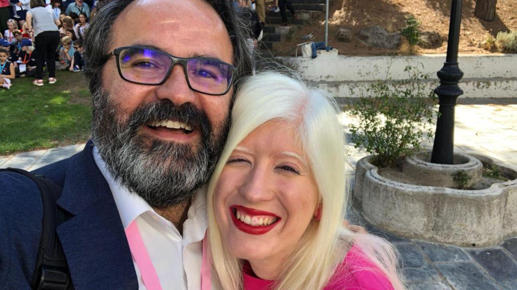Lluís Montoliu, junto a una miembro de la Asociación ALBA