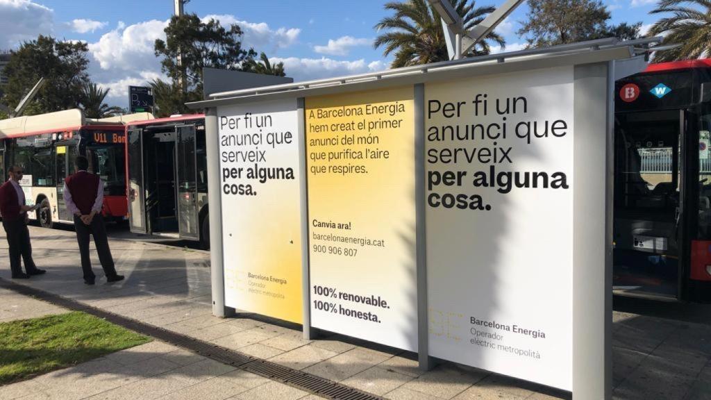 Anuncio en una marquesina sobre Barcelona Energia