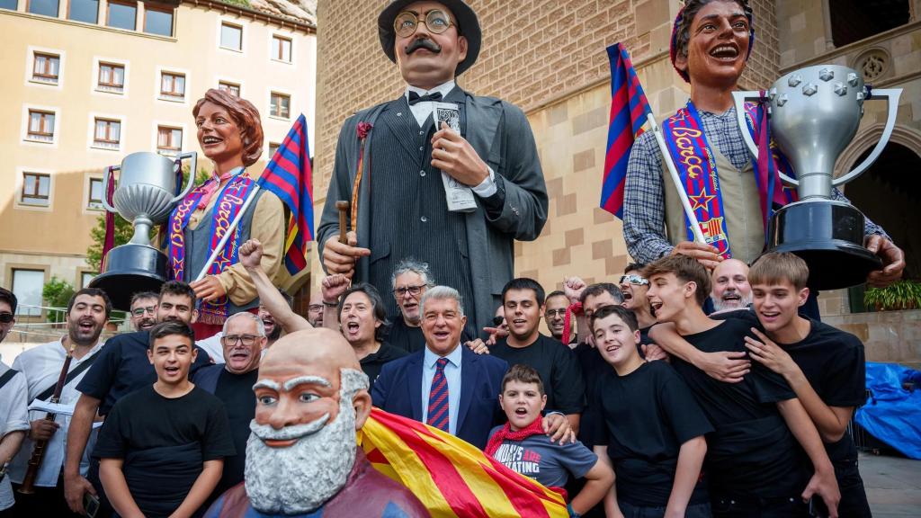 Laporta tapa una bandera estelada el mismo día que el Barça presume de la clausura de su estadio por pitar el himno español