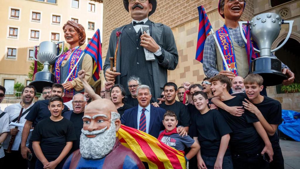Laporta tapa una bandera estelada el mismo día que el Barça presume de la clausura de su estadio por pitar el himno español