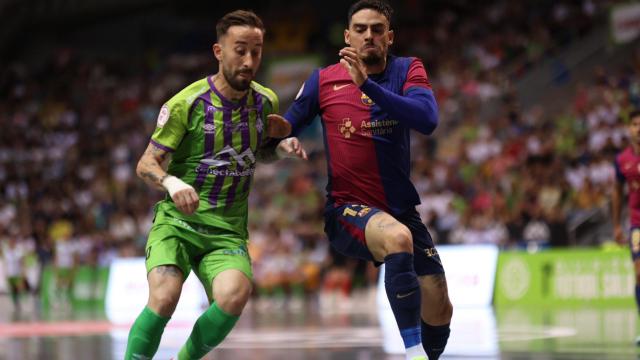 Erick Mendonça pugna por el balón con Mario Rivillos en el Palma Futsal-Barça de fútbol sala
