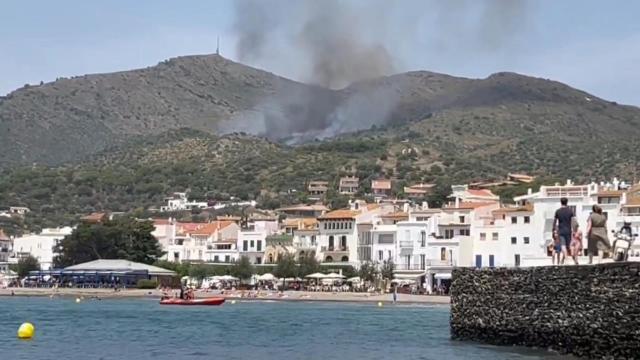 El incendio en Cadaqués, visto desde el litoral del casco urbano