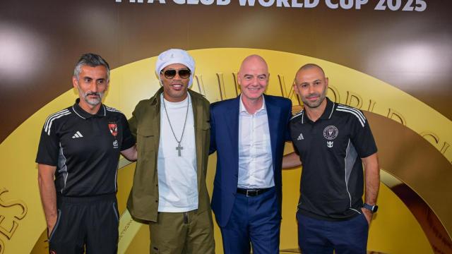 José Riveiro, Ronaldinho, Gianni Infantino y Javier Mascherano, en un acto antes del partido inaugural del Mundial de Clubes