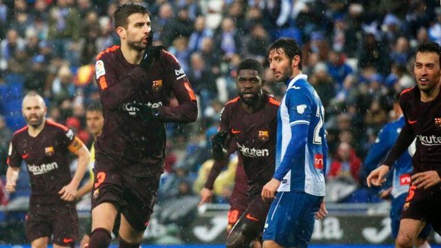 Gerard Piqué manda callar a la afición del RCD Espanyol tras marcar gol en un derbi catalán
