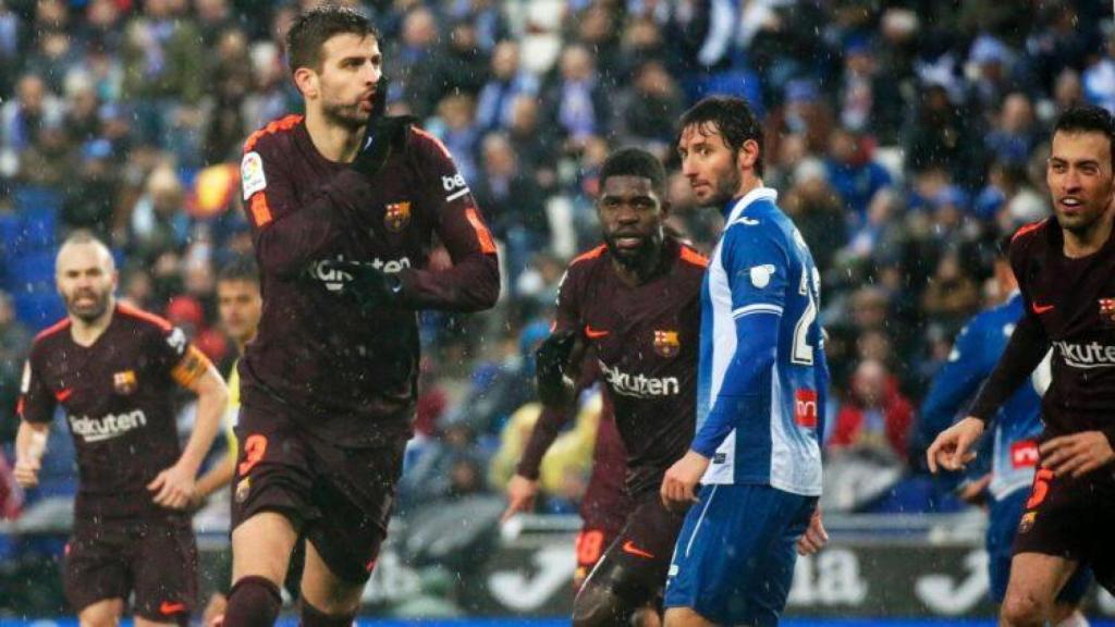 Gerard Piqué manda callar a la afición del RCD Espanyol tras marcar gol en un derbi catalán