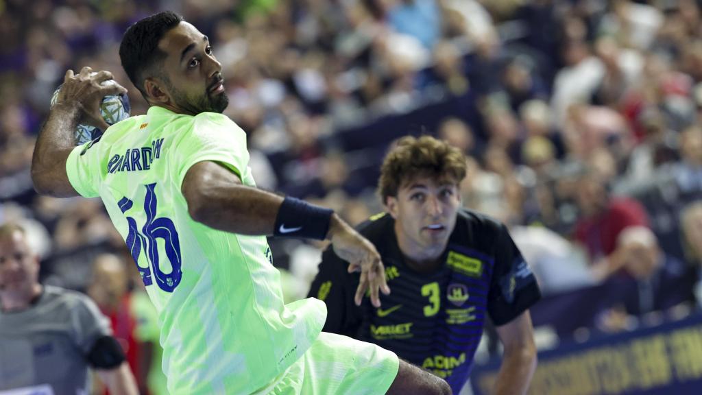 Melvyn Richardson lanza a portería en la final de consolación de la Champions League de balonmano