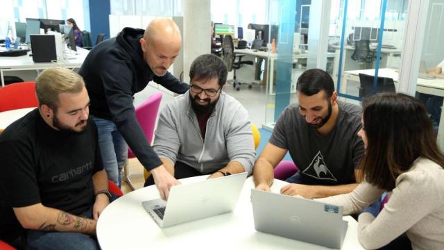 Imagen de unos profesionales de Indra Group