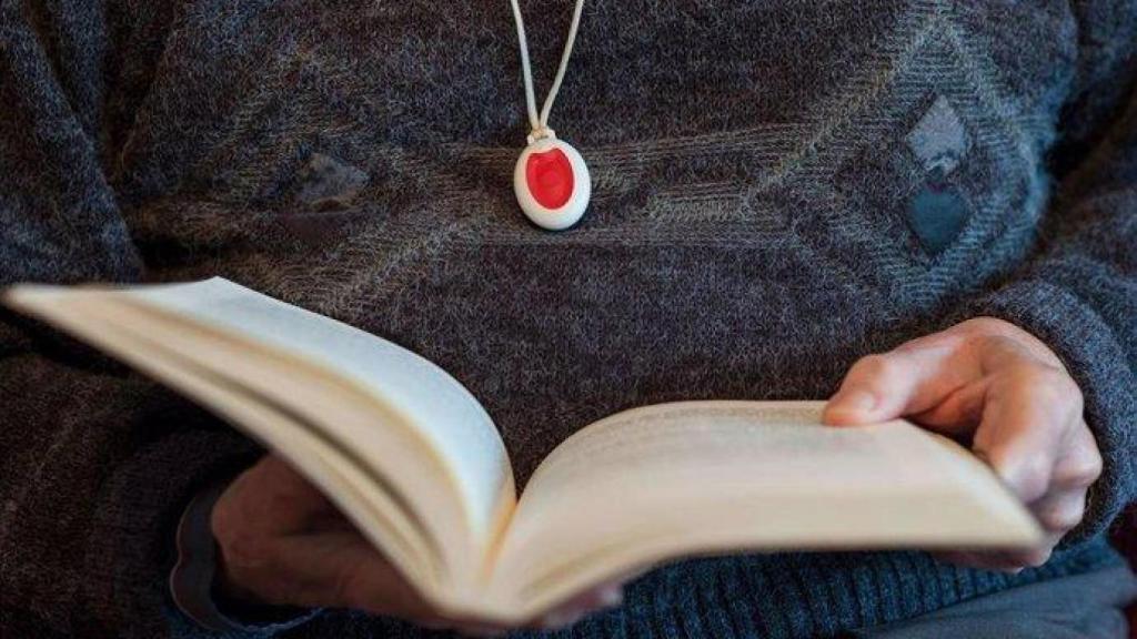 Colgante con un botón de teleasistencia