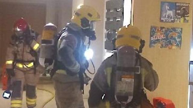 Imagen de la actuación de los bomberos en la residencia de Deltebre en la que se declaró un incendio / BOMBERS