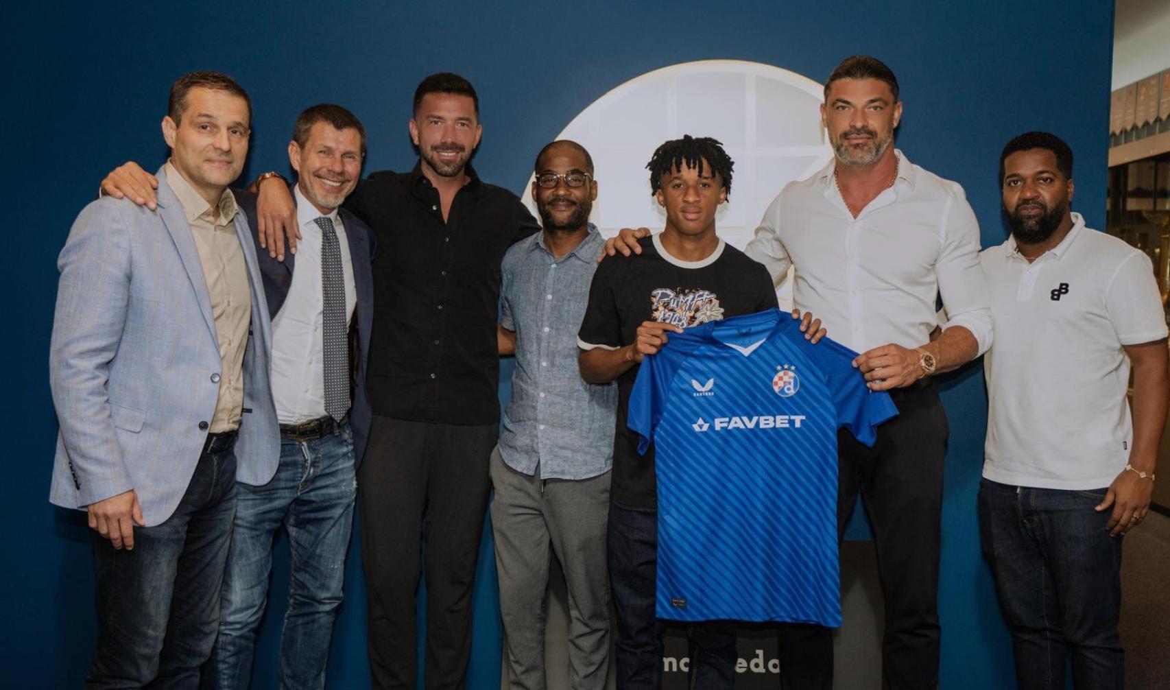 Cardoso Varela renueva con el Dinamo Zagreb hasta 2030 y allana el terreno para fichar por el Barça