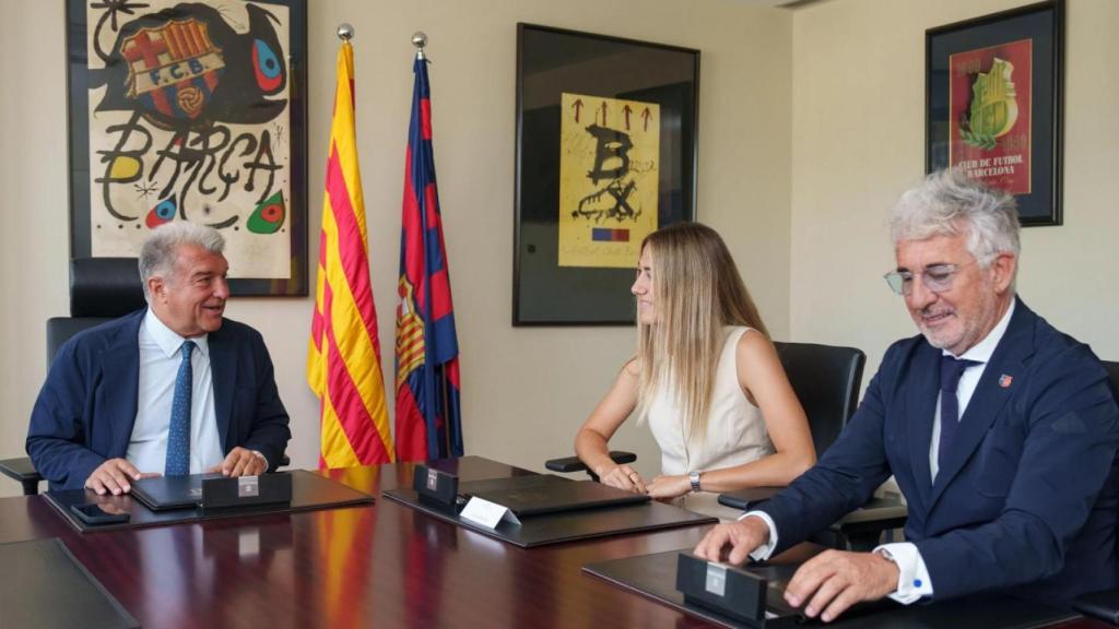 Laia Aleixandri formaliza su fichaje por el Barça junto a Joan Laporta y Xavier Puig