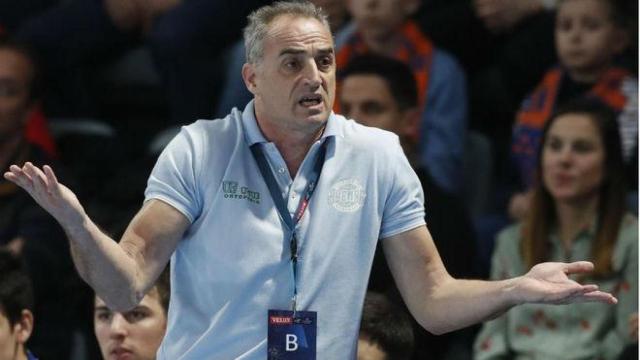 Rafa Guijosa durante un partido como técnico del Ademar León