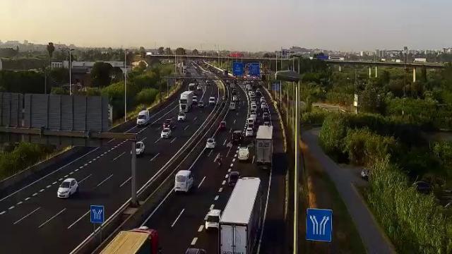 Tráfico denso en la B-23 a la altura de Sant Feliu de Llobregat este lunes