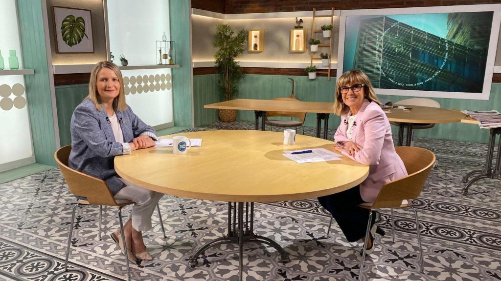 La 'consellera' Mònica Martínez y la periodista Gemma Nierga, en el plató de 'Café d'Idees' en La2